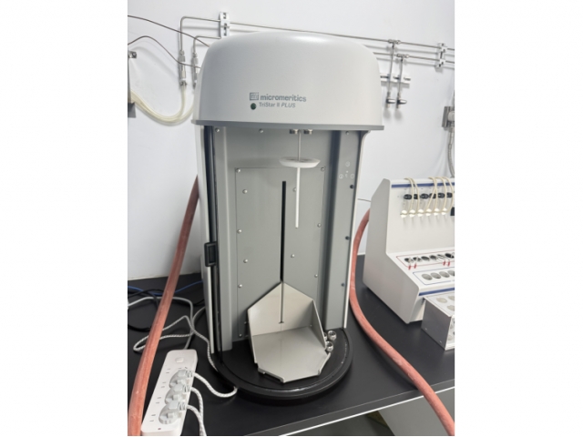 二手micromeritics Tristar II Plus 比表面与孔径分析仪